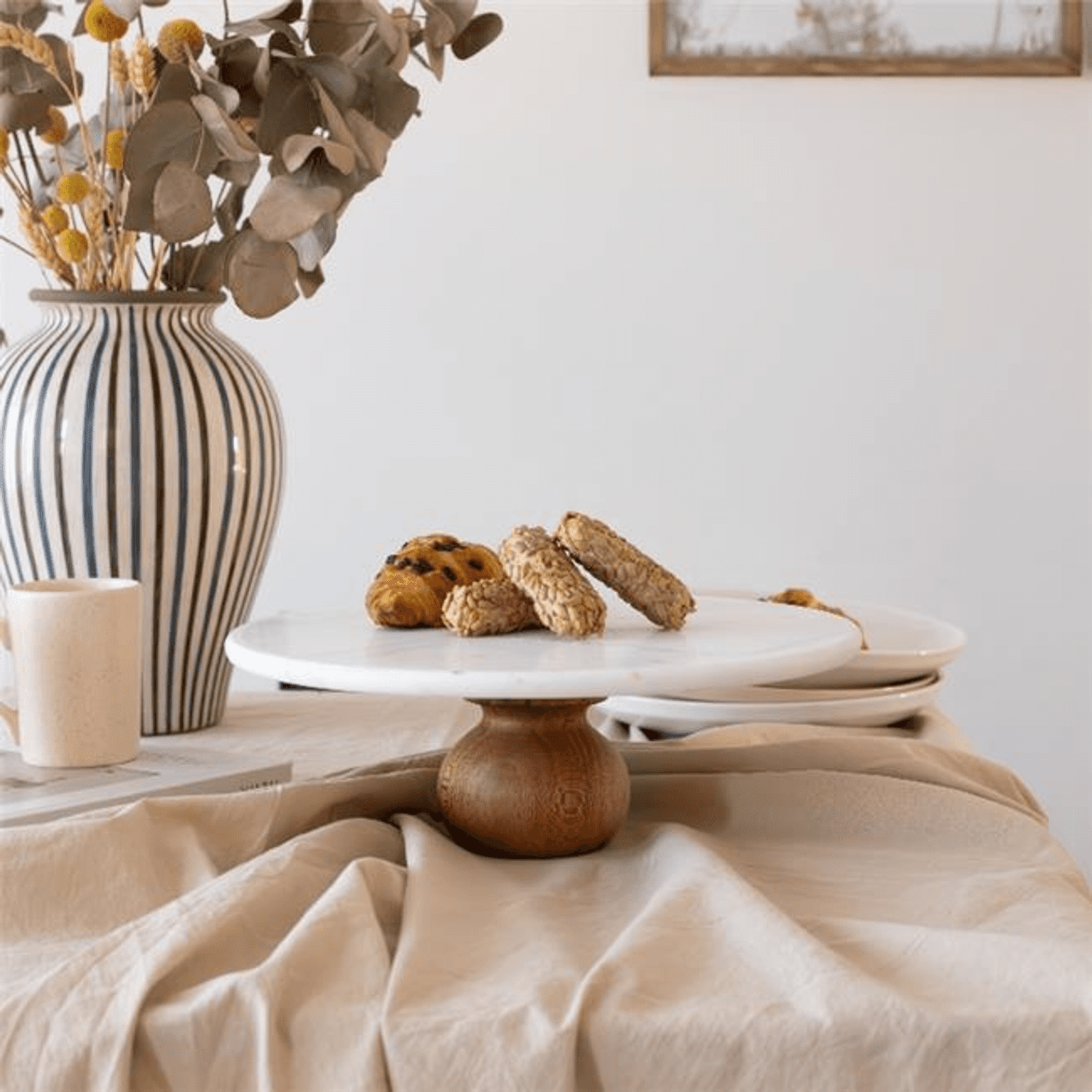 طبق تقديم دائري أبيض مصنوع من الرخام بطول 25 سم وقاعدة خشبية، تصميم أنيق ومثالي لمناسباتك الخاصة