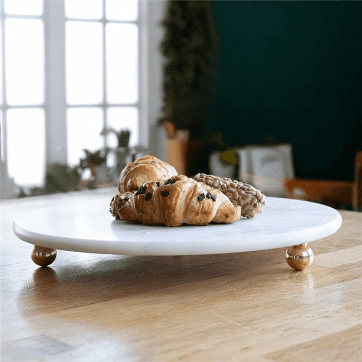 Кругла біла сервірна тарілка з золотими ніжками з мармуру Akayev, діаметр 25 см, 100% ручна робота, елегантний дизайн для природних презентацій