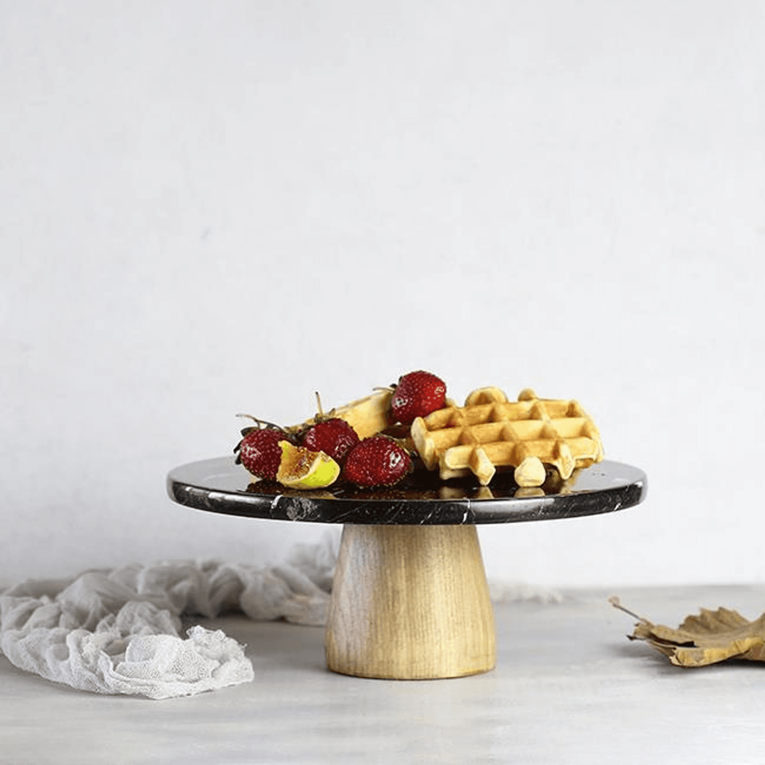 صينية تقديم دائرية سوداء بقاعدة خشبية 25 سم من أكاييف مصنوعة من الرخام الطبيعي بنسبة 100% مع لمسة فنية خاصة