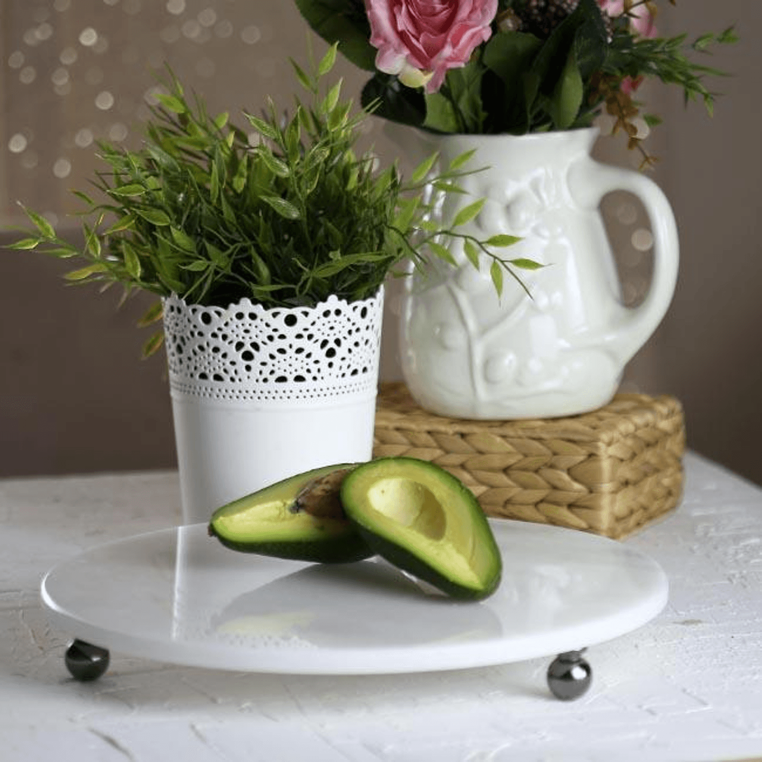 Кругла підставка для подачі з мармуру Акайєв біла 30 см з металевими ніжками фуме, 100% мармур, ручна робота, естетичний дизайн