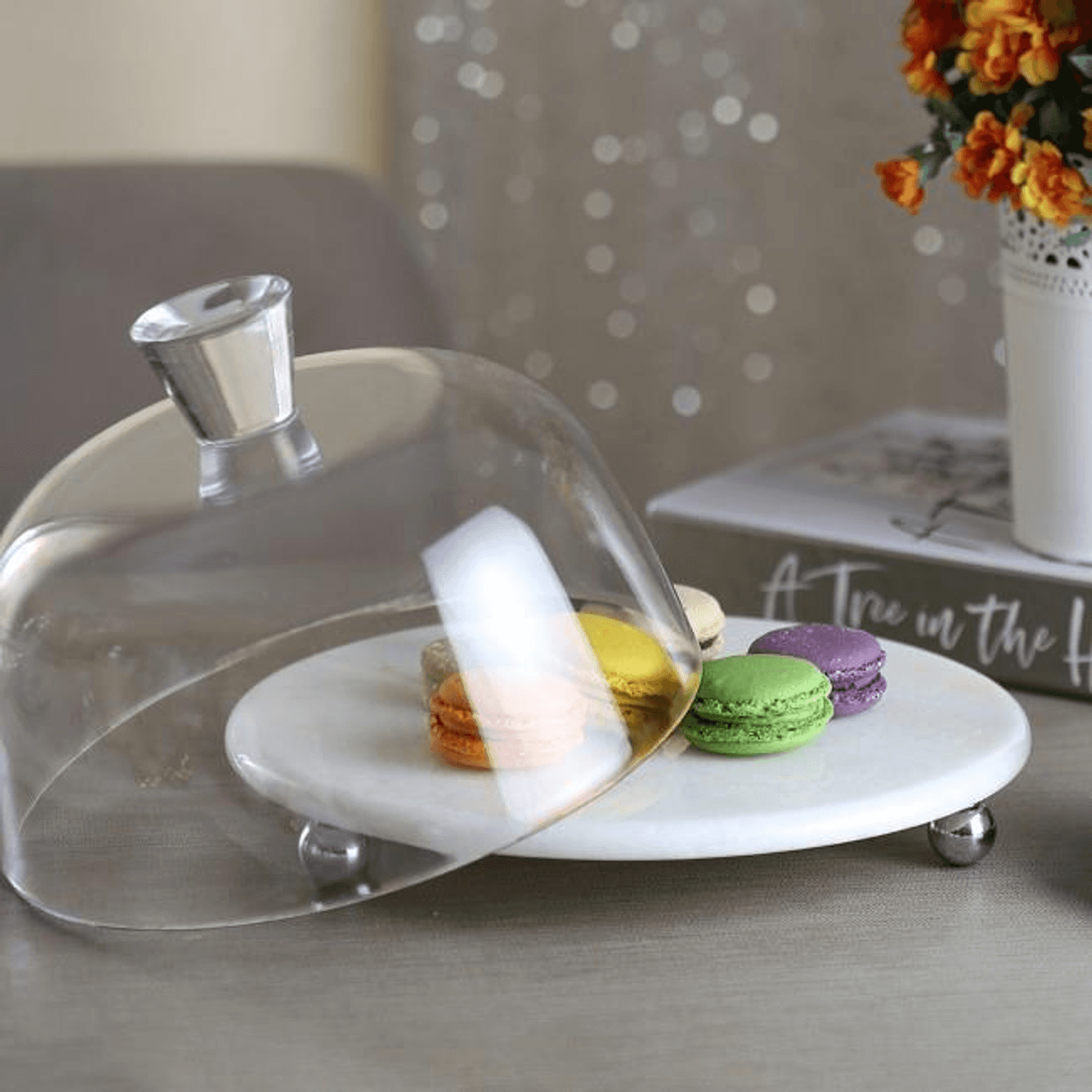 طبق تقديم زجاجي بقاعدة فضية من الرخام الأبيض بكاميرا 25 سم وبسماكة 1 سم لأناقة طبيعية وتنسيق مميز