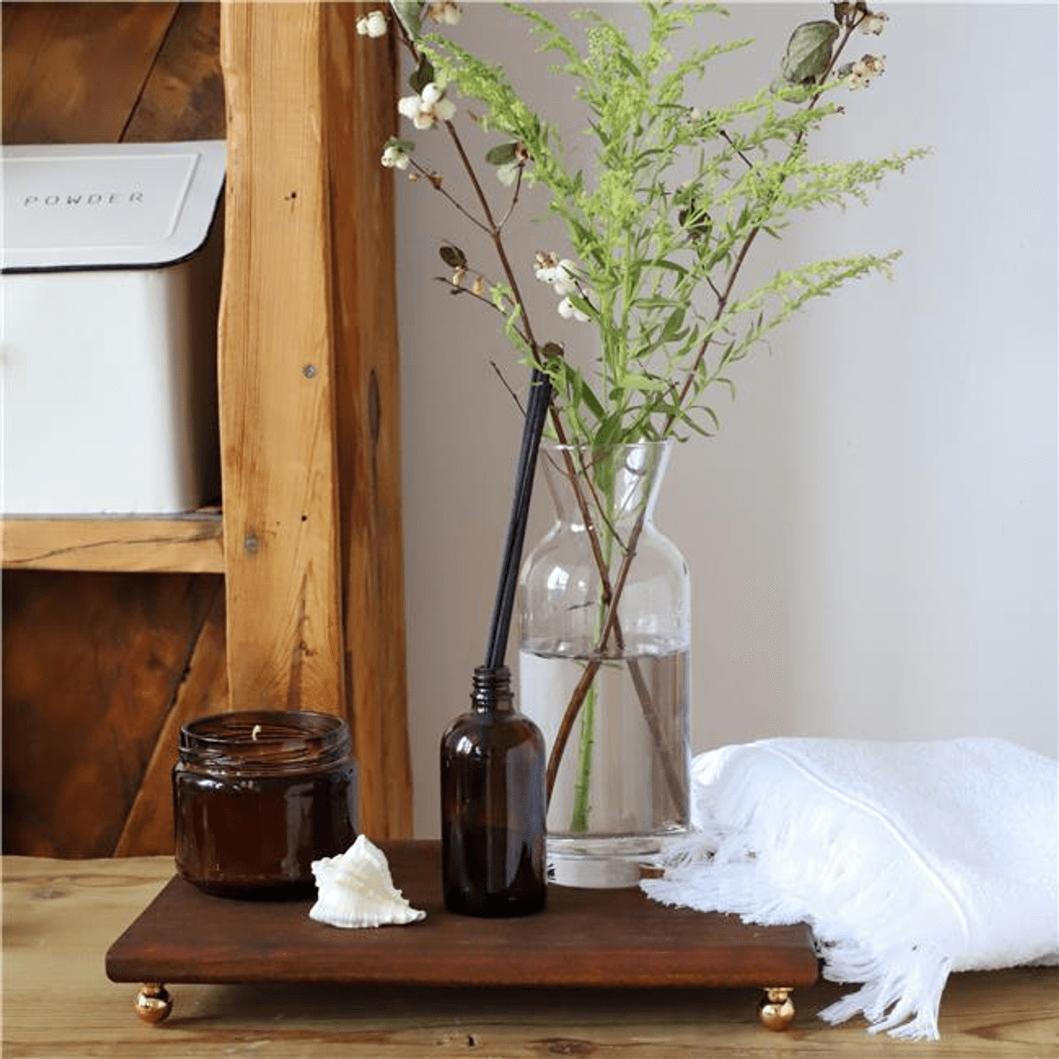 طبق تقديم خشبي 30x14 سم مزود بأقدام كروية ذهبية من أكاييف مصنوع من خشب الزان الطبيعي المعالج للأمان الصحي