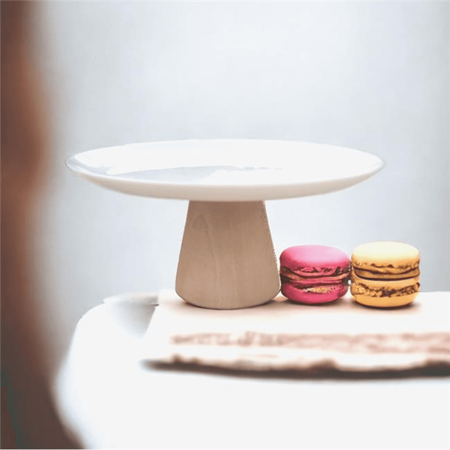 سيراميك أبيض دائري مع قاعدة خشبية 25 سم للتقديم