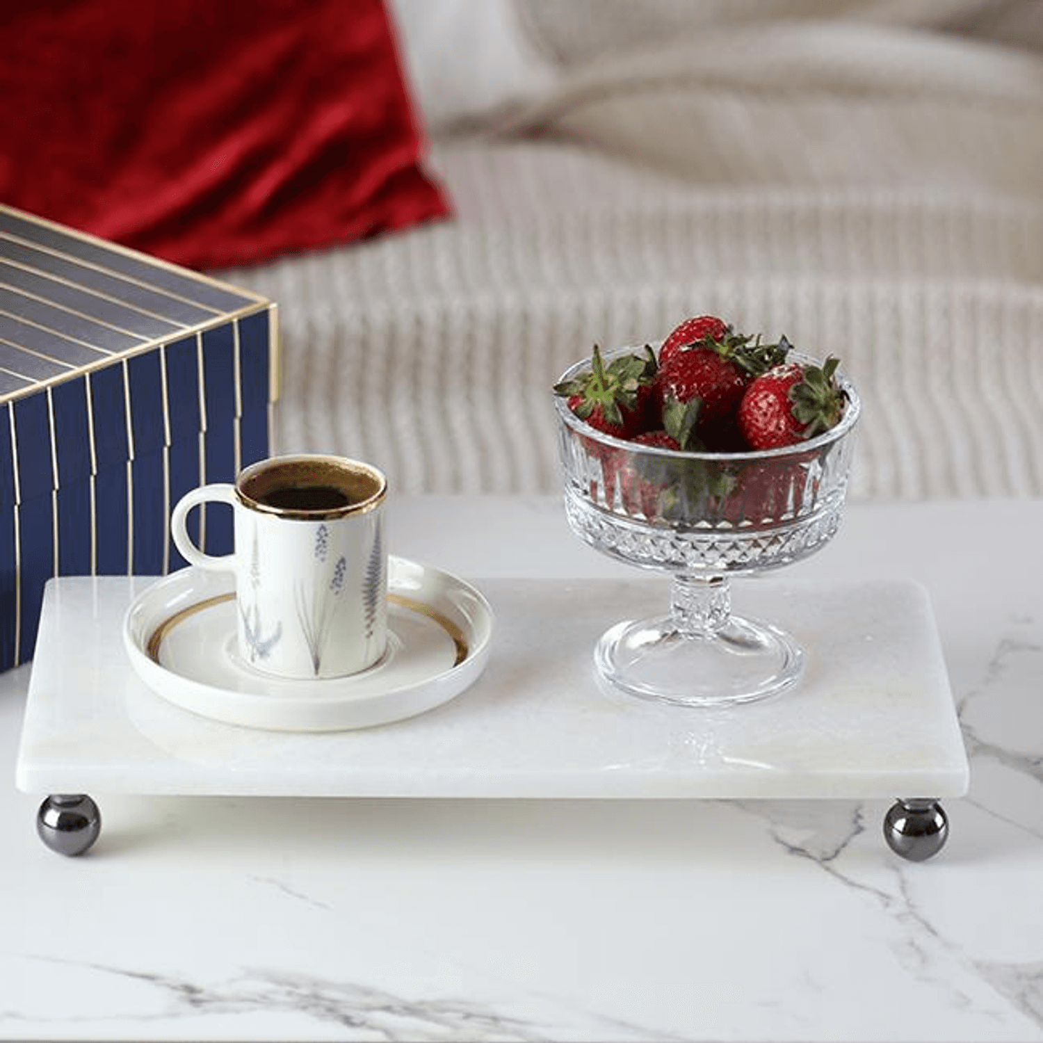 صبّار صحن تقديم مرمر أبيض 30x15 سم مع أرجل معدنية رمادية