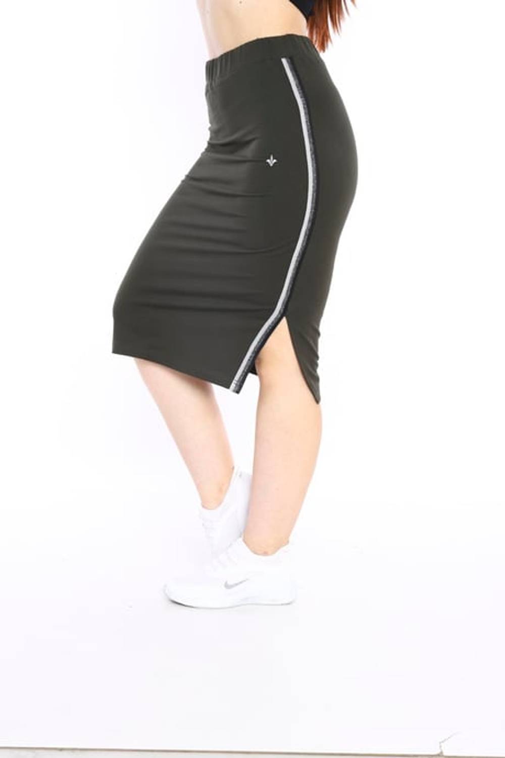 تنورة رياضية نسائية ذات فتحة خيطية فائقة من Escetic كاكي ومفصلة 0617