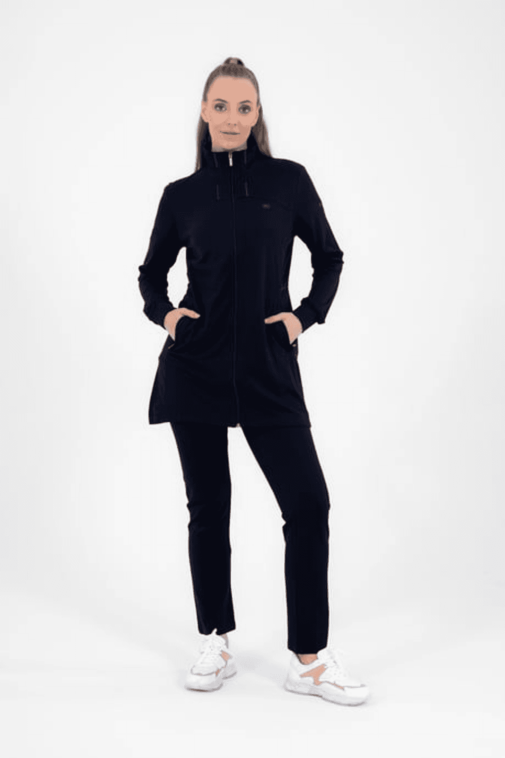 تونيك رياضي نسائي بلوزة ذات ياقة مرتفعة بأكمام طويلة وسحاب ولها جيوب مع سروال رياضي مزين بنمط عسلية بلون كحلي