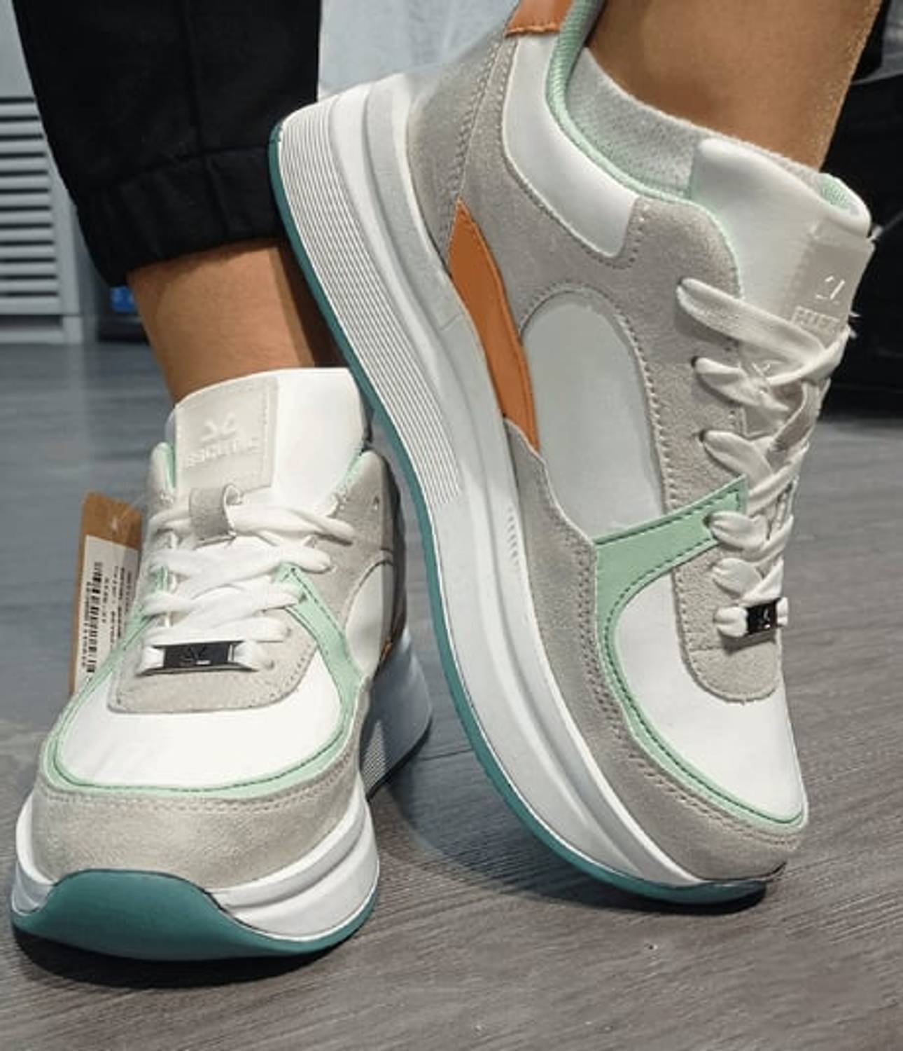 Escetic Beyaz-Gri Kadın Sneaker Yumuşak Yüksek Taban Bağcıklı Spor Ayakkabı AY0004