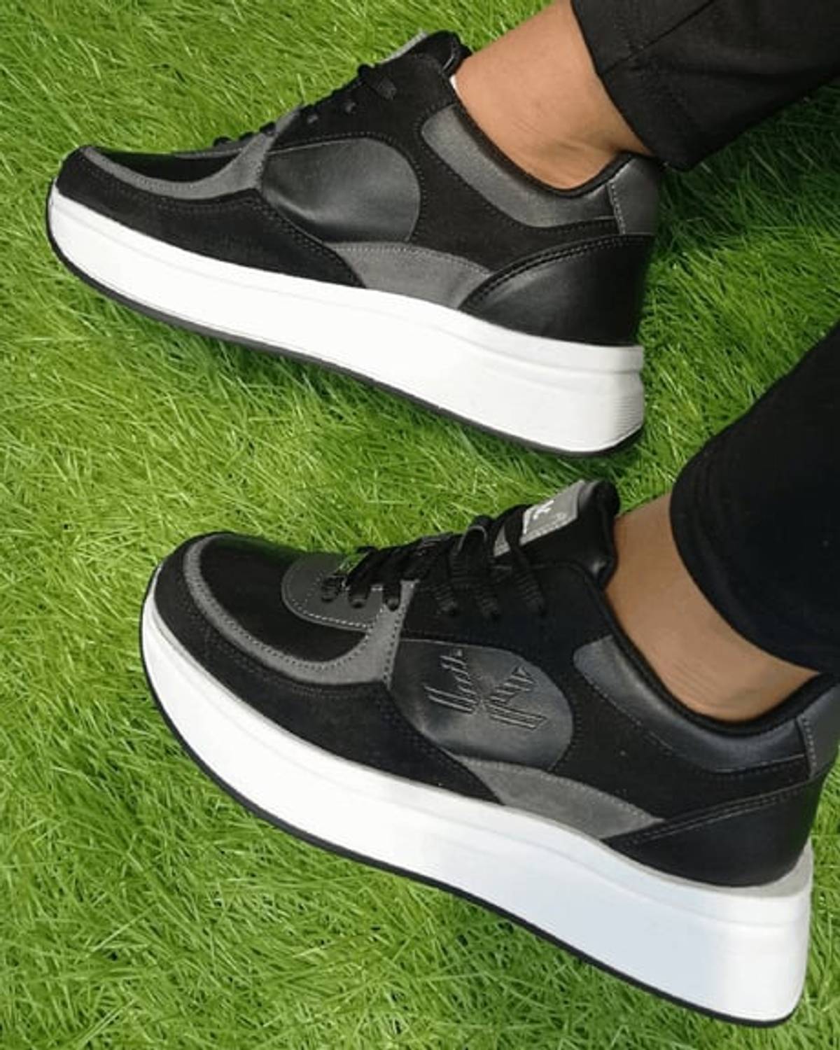 حذاء رياضي نسائي باللون الأبيض والأسود من Escetic حذاء رياضي برباط ونعل عالي ناعم AY0004