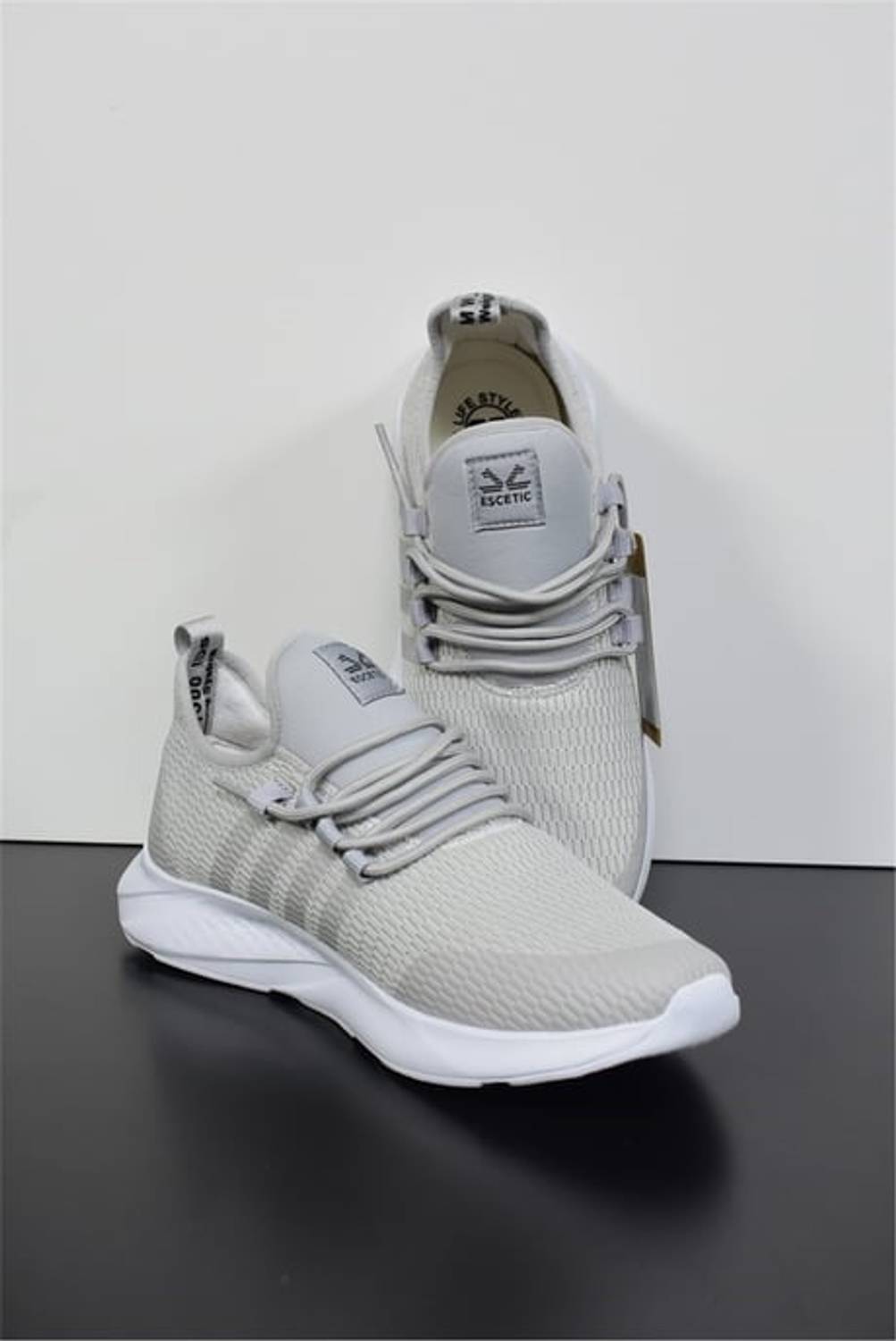 حذاء رياضي رجالي باللون الرمادي من Escetic خفيف الوزن ونعل ناعم ورباط AY0006