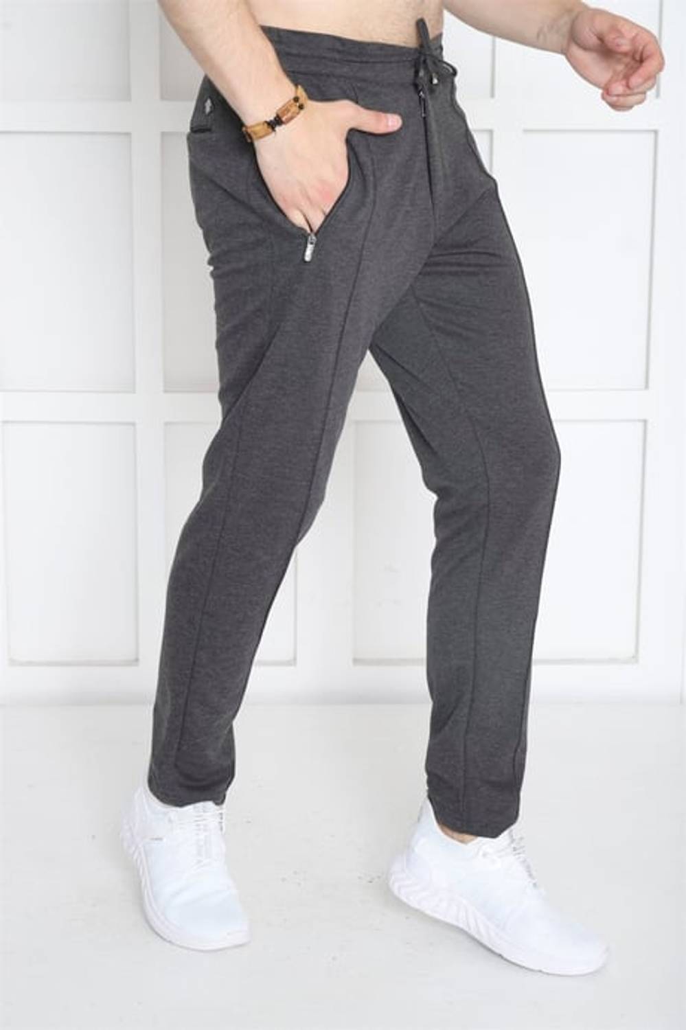 بنطال رياضي رجالي مزود بأربعة جيوب وسحاب بتصميم أنيق مريح مناسب لمختلف الرياضات مصنوعة من قماش عالي الجودة 100% منتج محلي