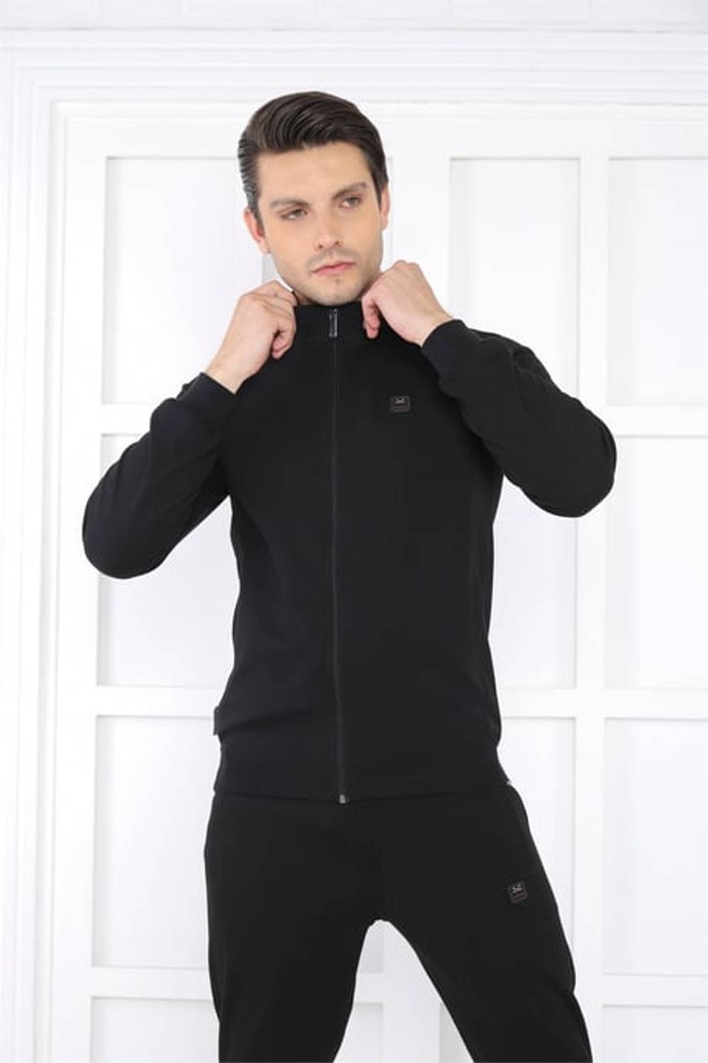 طقم رياضي سليم فيت أسود للرجال بأزرار وقبعة قابل للتنفس مصنوع من القطن لأربعة مواسم مع 4 جيوب