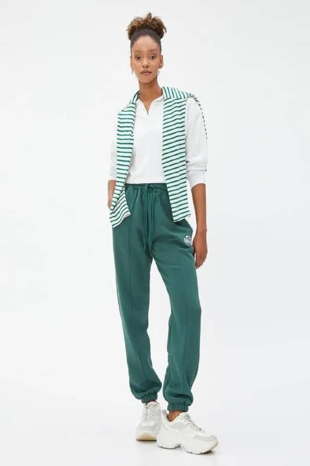 Короткие женские спортивные брюки Koton с коллежной печатью и утягивающим поясом из переработанного полиамида цвет зеленый