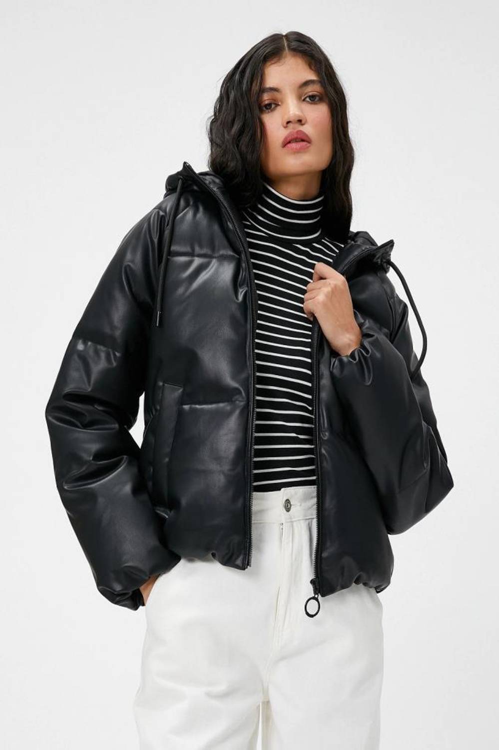 سترة كوتون المنتفخة ذات مظهر جلدي وغطاء للرأس