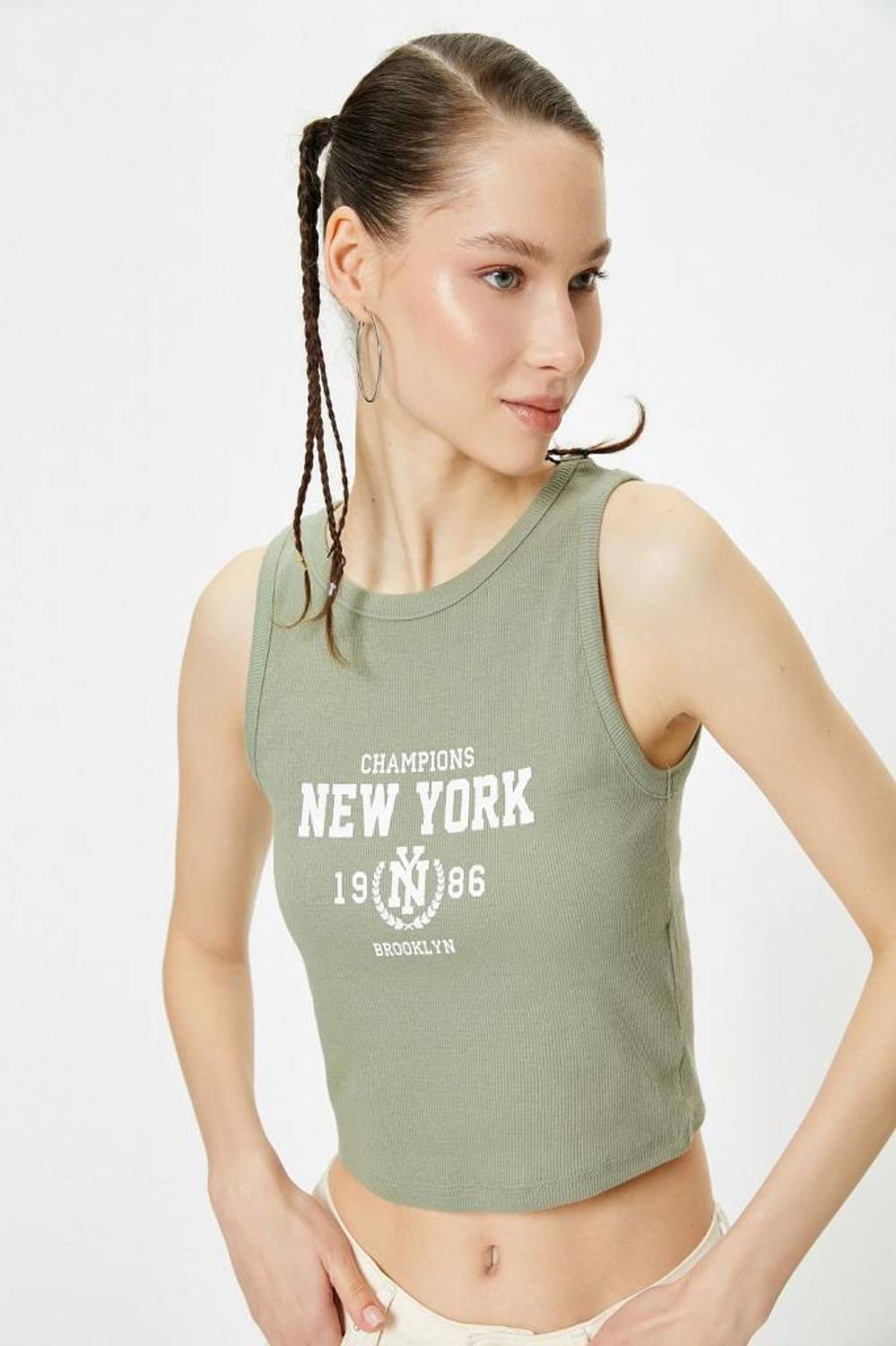 تي شيرت كوتون قصير بكتابة قطنية ومرنة - لون حاكي، مريح وعالي الجودة، مثالي للأزياء العصرية