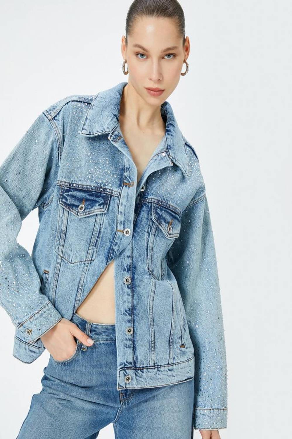 Котон джинсова куртка з камінням, вільний крій, комір-напів, з накладними двома кишенями