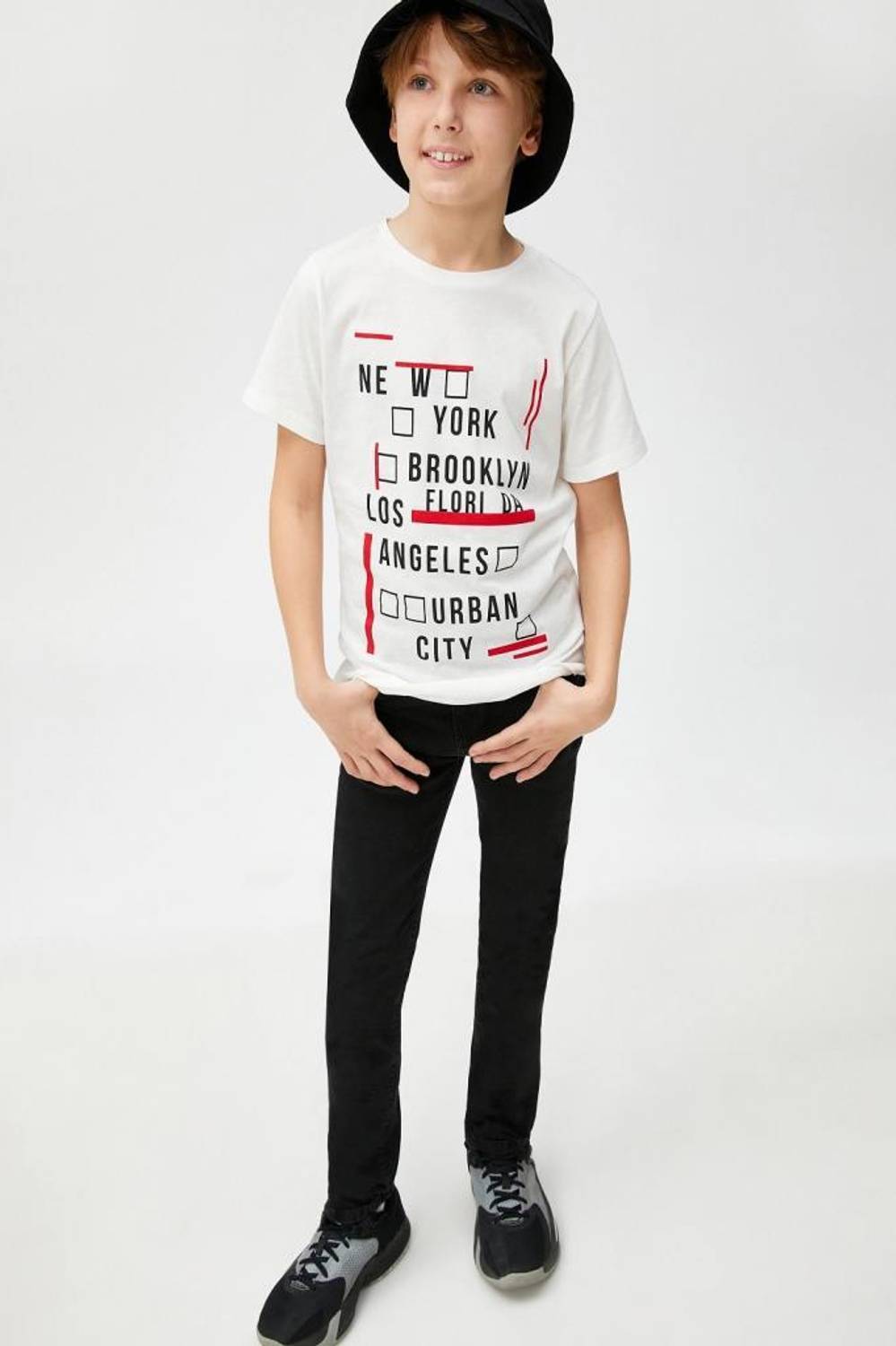 Удобные джинсы для мальчиков Koton с карманами, регулируемым поясом, обычной талией, 98% хлопка, для активных игр в черном цвете