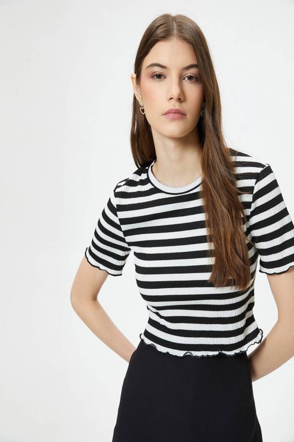 Короткий хлопковый кроп-топ с рибанами, черный, для модного образа, с коротким рукавом и круглым вырезом, отлично сочетается с джинсами и юбками