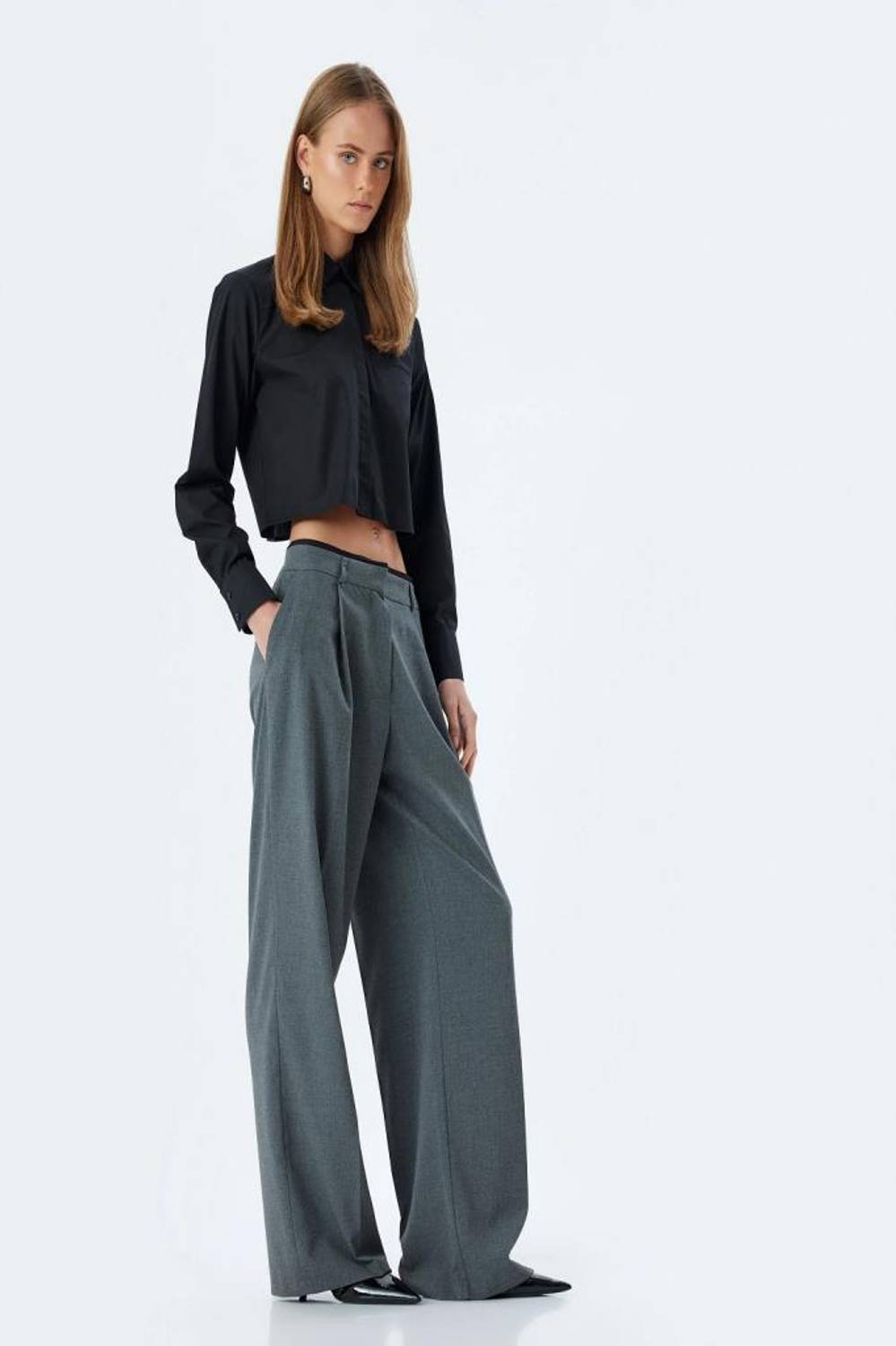 Женские брюки из ткани с широкими штанинами, карманы и детали складок, цвет серый, размеры 34-44