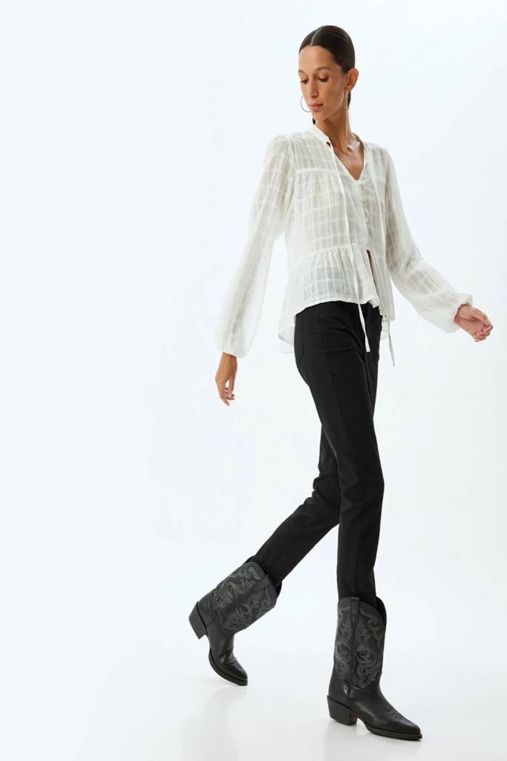 Скинни джинсы с высокой талией и кнопками, пулл-ап эффект, 88% хлопок, доступные размеры 34-44, цвет черный