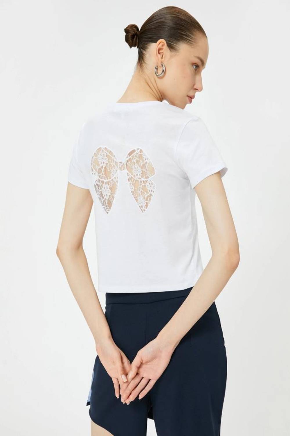 Футболка з коротким рукавом і кружевною деталлю на спині, модель з коміром під горло, колір: екрю, розміри: S, L