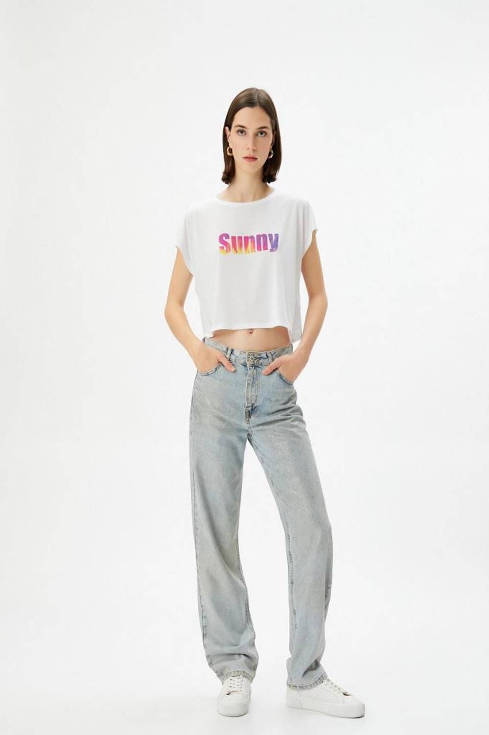 تي شيرت كوتون مطبوع بقلنسوة قصيرة الأكمام بلون أبيض مناسب لجميع الأوقات