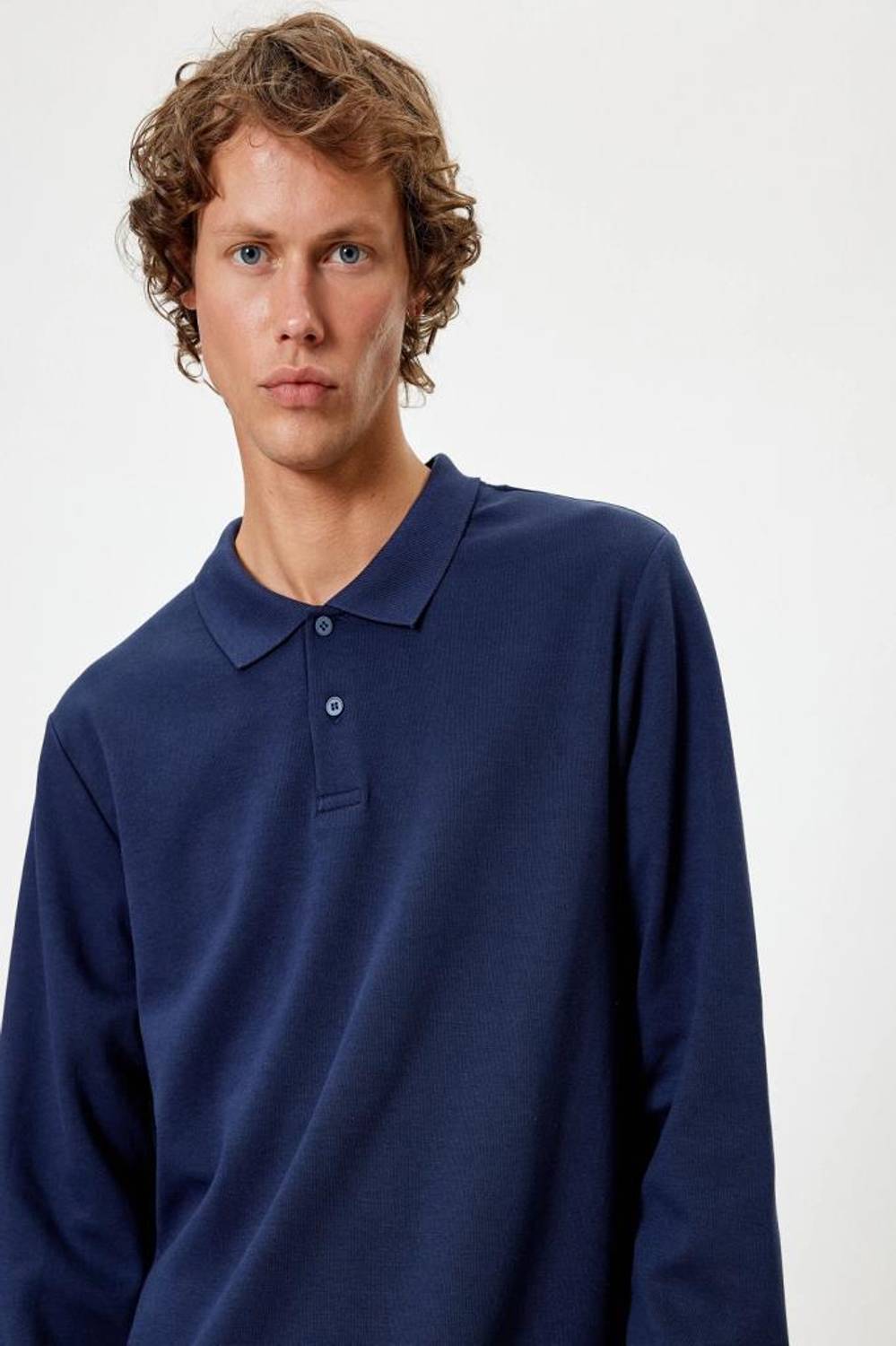 سويت شيرت كوتون بياقة بولو مزود بأزرار من القطن بجودة عالية ولون أزرق داكن