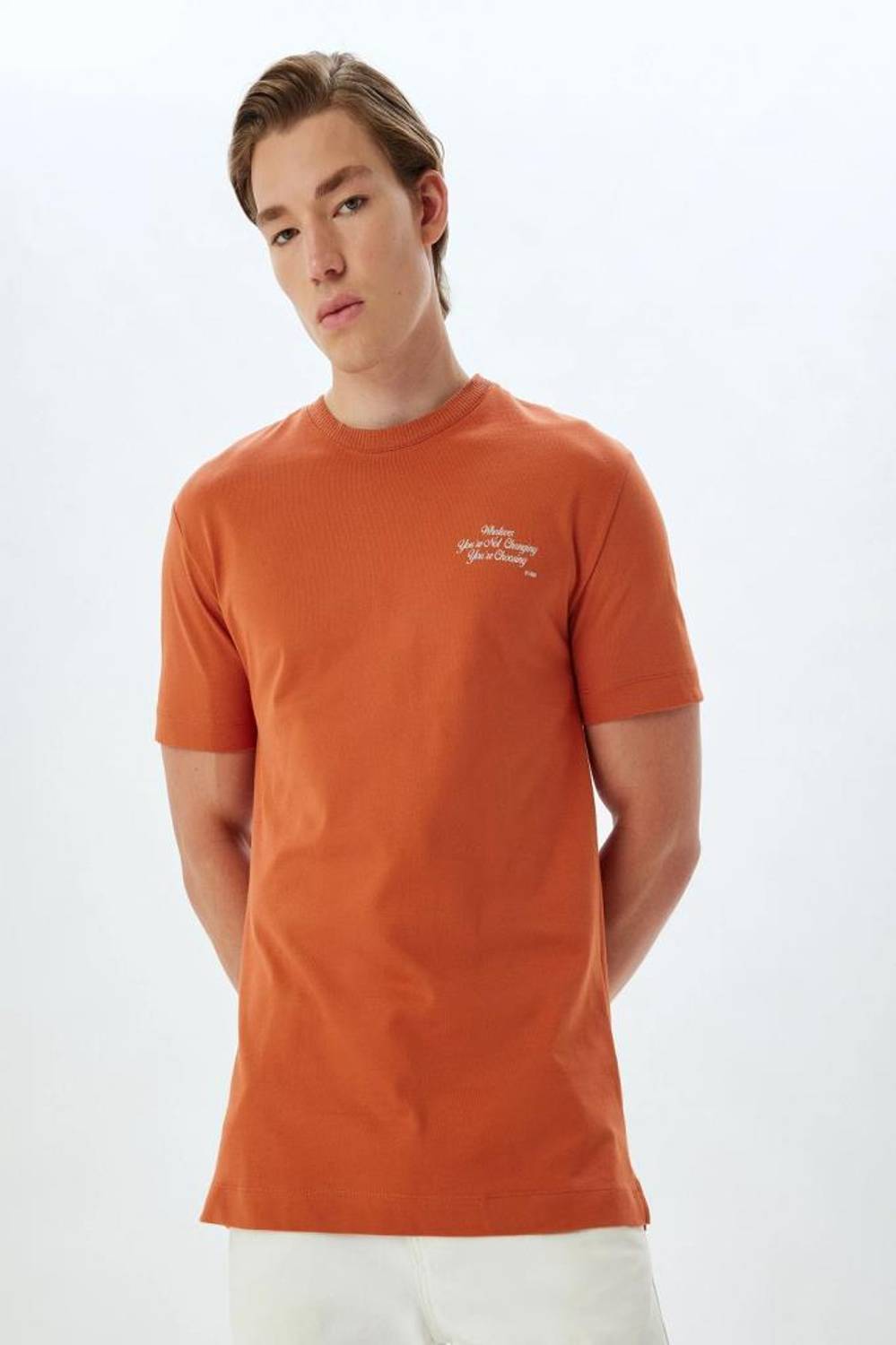 Футболка Koton с принтом слогана, круглый вырез, короткий рукав, 100% хлопок, доступна в размерах S, M, L, XL, цвет кирпичный