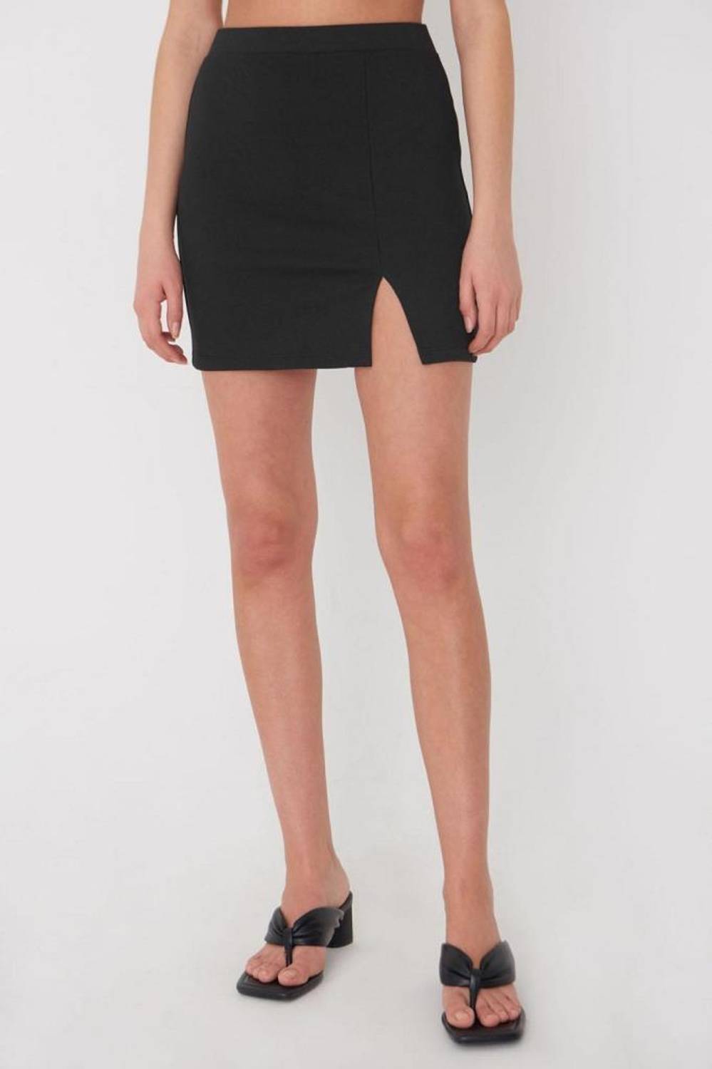 Hipatu Siyah Yırtmaçlı Mini Etek