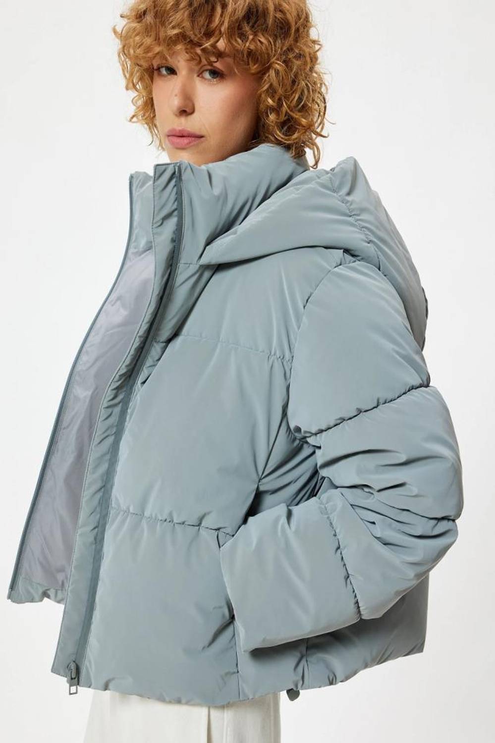 Теплая водоотталкивающая куртка Koton с капюшоном, карманами и молнией, удобная для холодной погоды и прогулок в снег