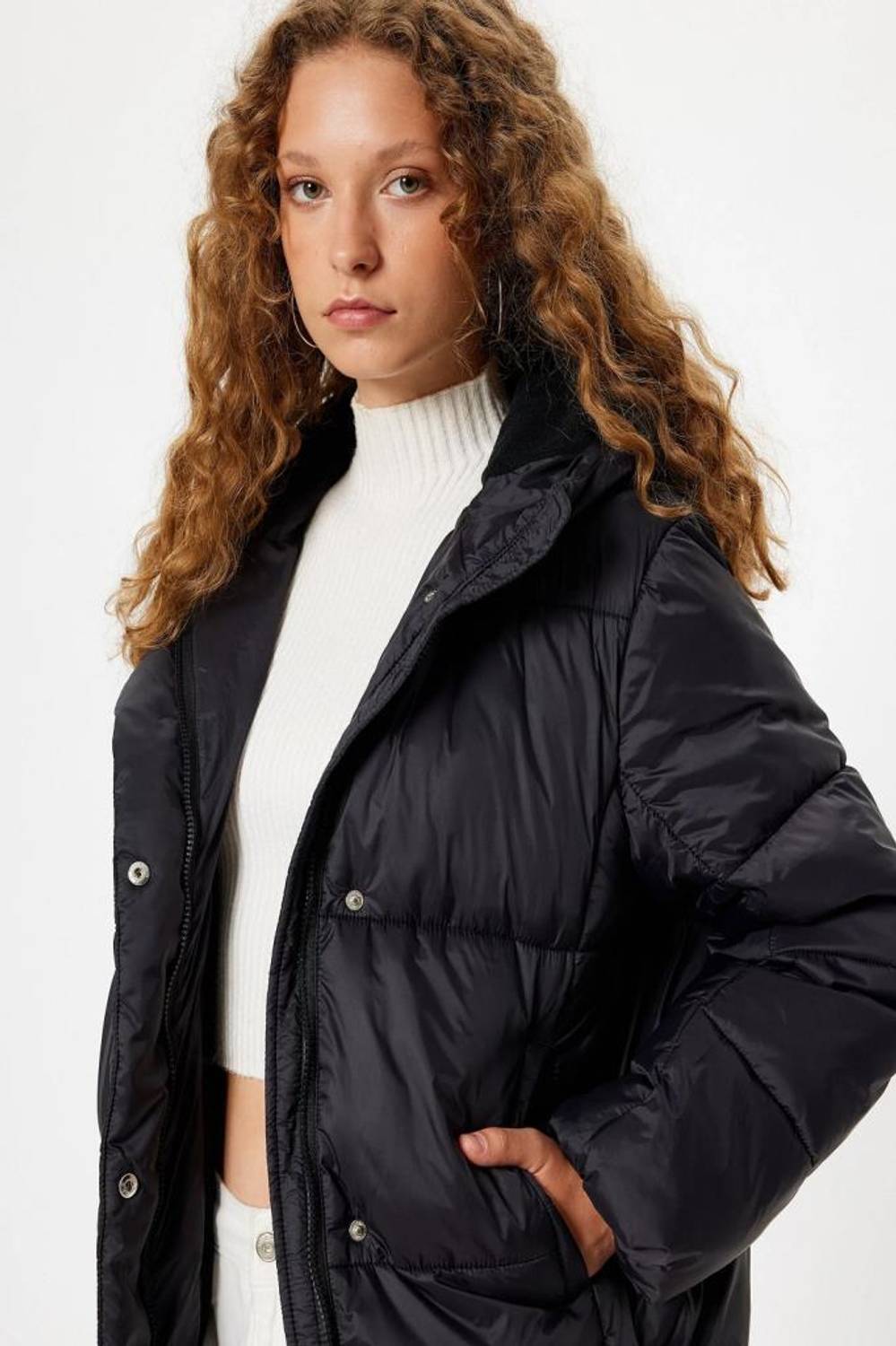 Котон утепленное пальто с капюшоном, застежкой на молнии и карманами, из переработанных материалов, черный цвет, размеры 34, 36, 40