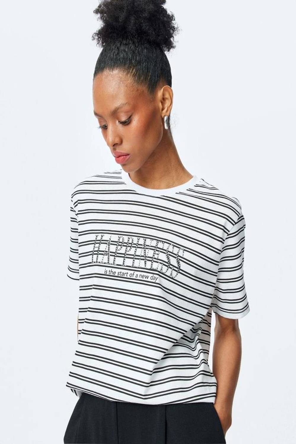 Koton Pamuklu Bisiklet Yaka Kısa Kollu Baskılı Taşlı Çizgili Tişört