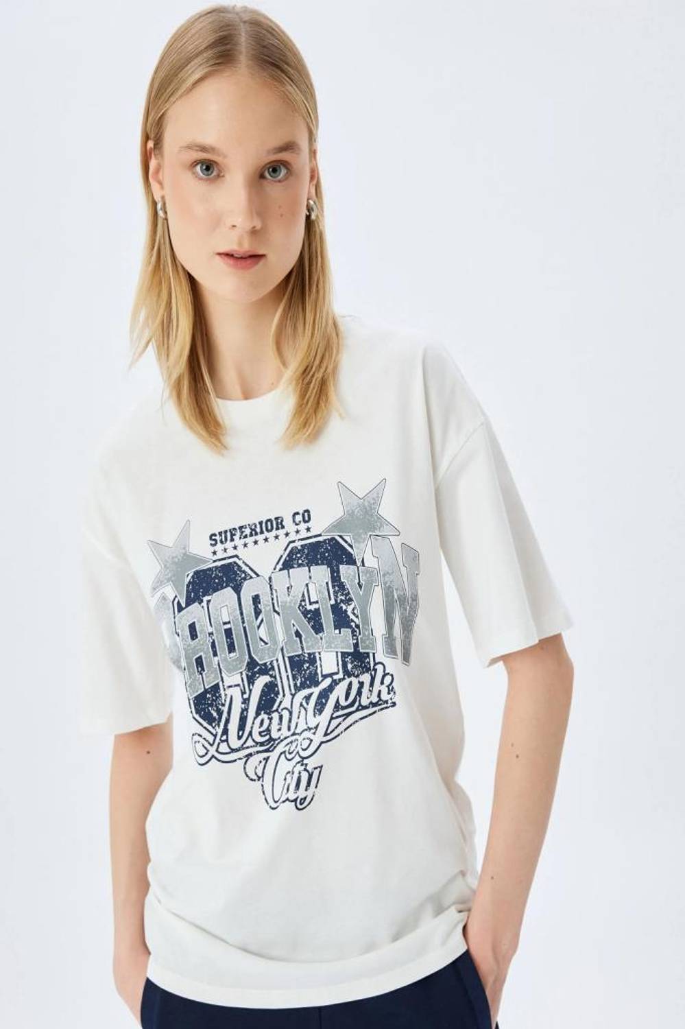 Футболка з принтом коледжу, круглим вирізом, коротким рукавом та вільним кроєм