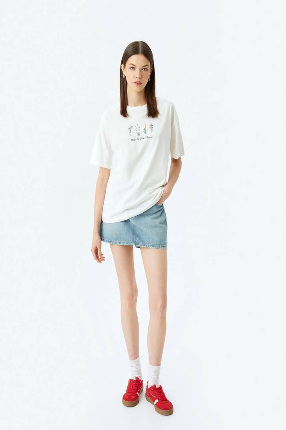 Слоган на футболці з коротким рукавом у кольорі екрю, стильний і комфортний, ідеальний для поєднання з джинсами та спідницями.