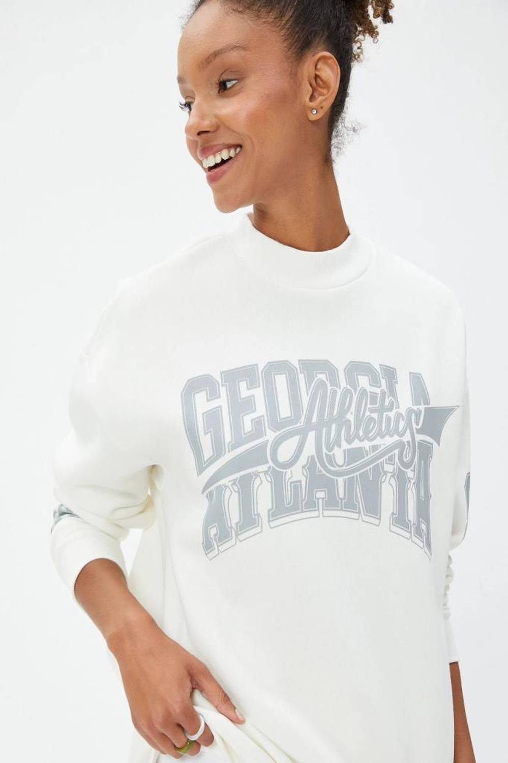 У oversize свитшота с принтом, длинным рукавом и округлым вырезом, 70% хлопка, цвет экрю, поддержите инициативу Better Cotton