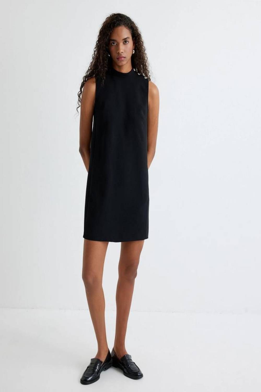 فستان قصير بلا أكمام بياقة دائرية وزر، تصميم أنيق ومريح بلون أسود، مناسب لجميع المناسبات