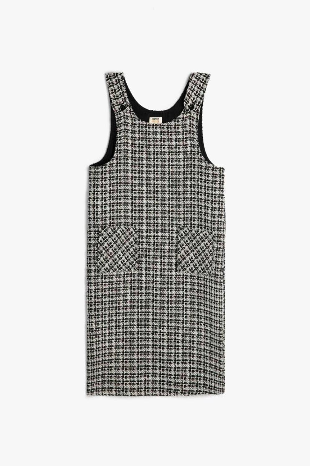 Мини-платье для девочек Koton с карманами, круглым вырезом и кнопочной деталью в черном цвете, идеальное для зимнего стиля