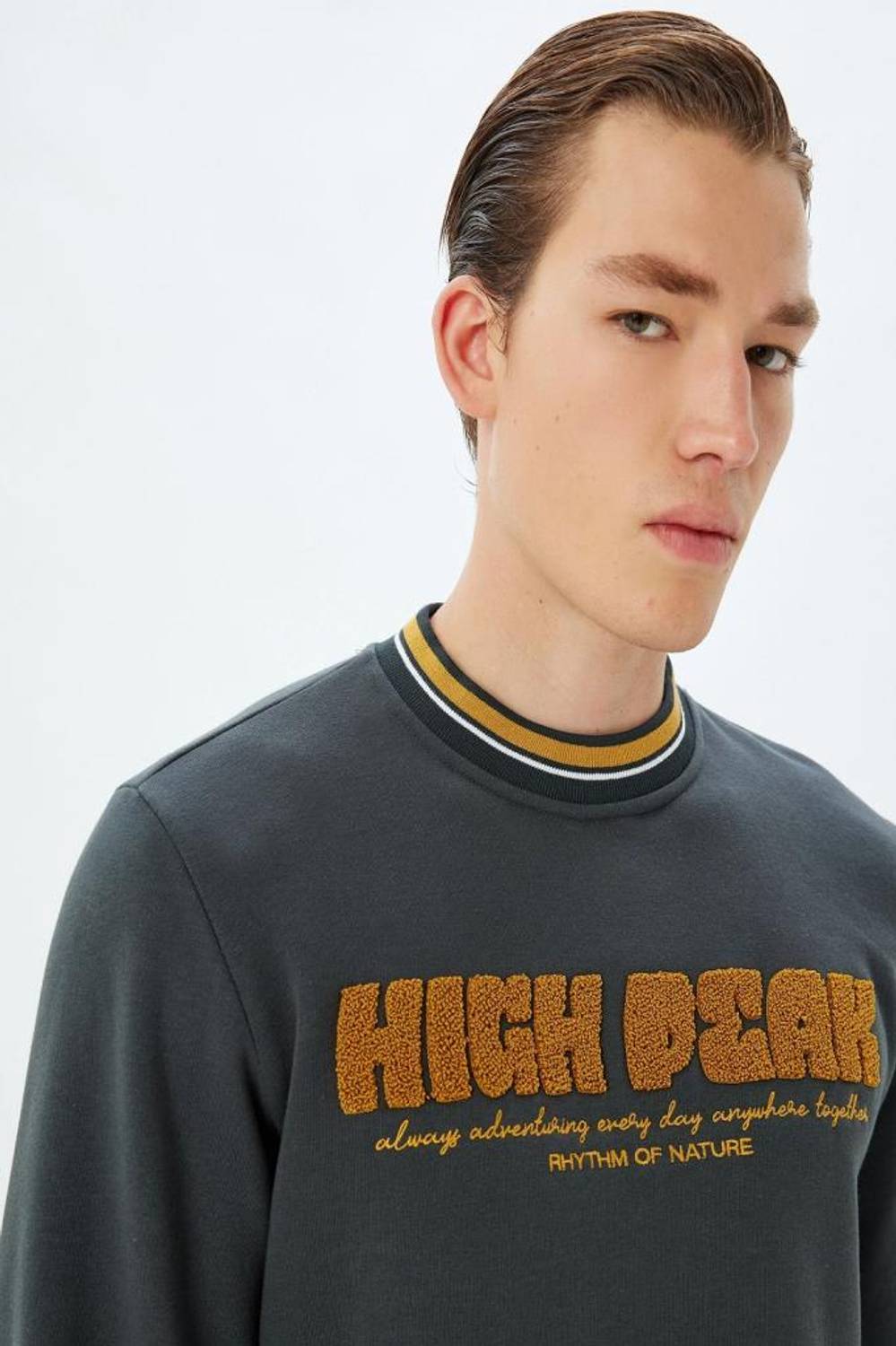 Свитшот с круглым вырезом Koton, вышивка колледжа, мягкий хлопок, идеален для офиса и повседневного стиля