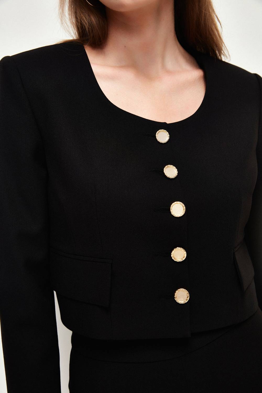 Черный жакет с карманами и круглыми вырезами, стильный офисный вариант из переработанного полиэстера с длинными рукавами и нормальным кроем