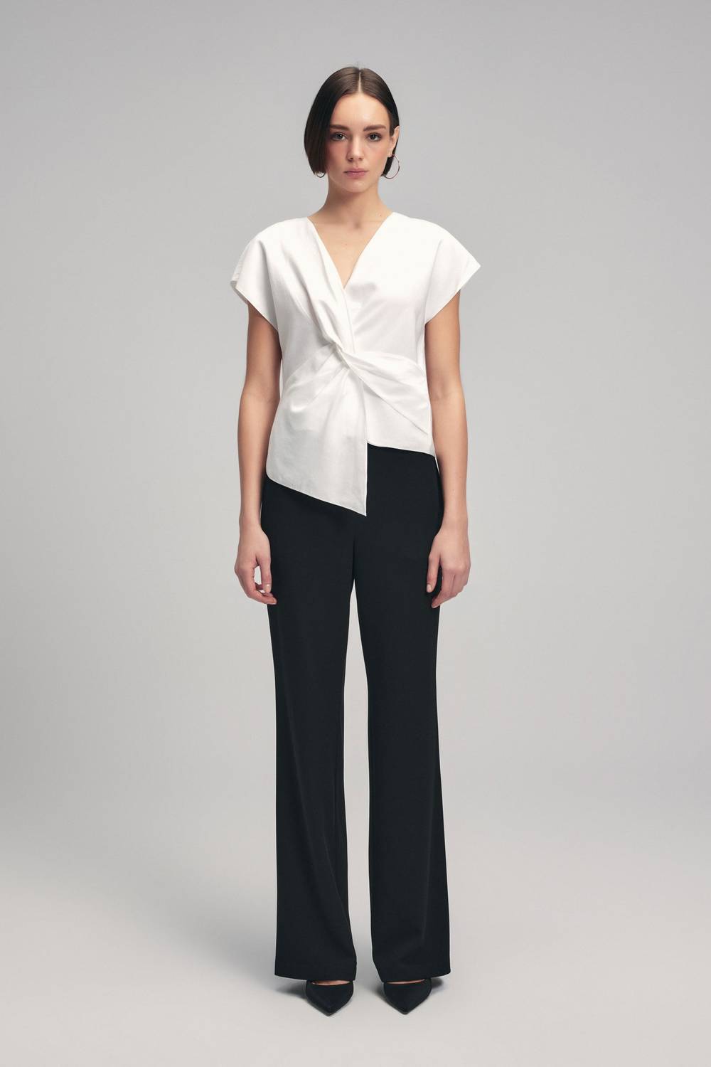 بلوزة برباط أمامي بقصة على شكل حرف V، مصنوعة من قماش إيكوفيرو، قصيرة الأكمام، مثالية للعمل بأسلوب عصري