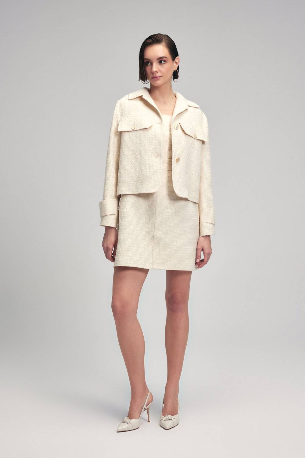 جاكيت بتفاصيل خياطة عظمية بحجم XL ماركة ADL بتصميم أنيق وعصري يناسب الأعمال بجيوب وأزرار معدنية