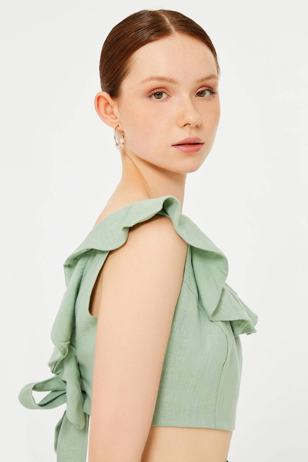 Кроп-блуза з рюшем вдосконаленого льону світло-зеленого кольору від MAVI, без рукавів, U-виріз, стильний та зручний варіант для повсякдення