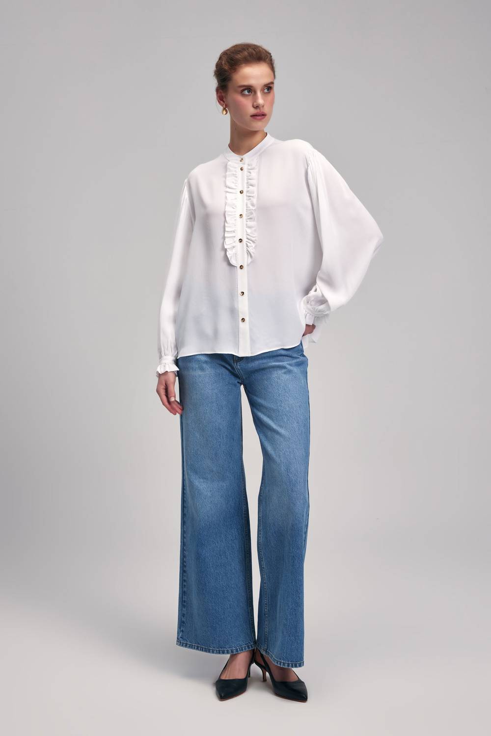 بلوزة مميزة بأزرار، أكمام مزخرفة، قماش 100% فيسكوز، مقاس S، تصميم أنيق للمكتب