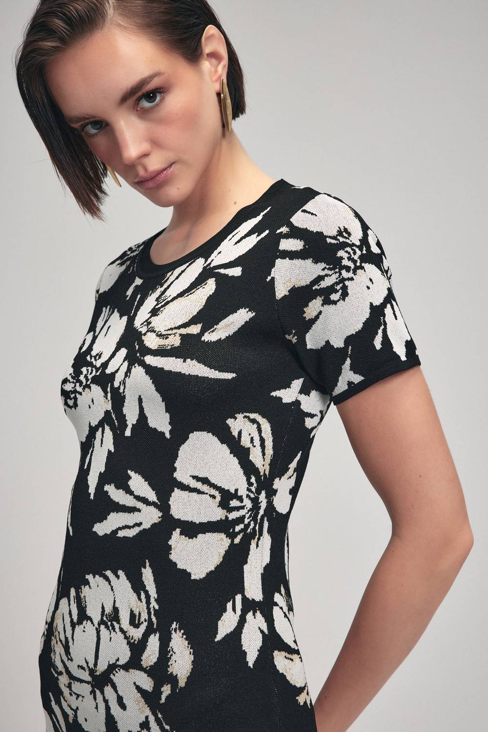 فستان تريكو مزخرف باللون الأسود بتصميم زهري، مناسب للأعمال، قماش مريح، قصّة ضيقة، أكمام قصيرة، مع ياقة دائرية، مقاس S