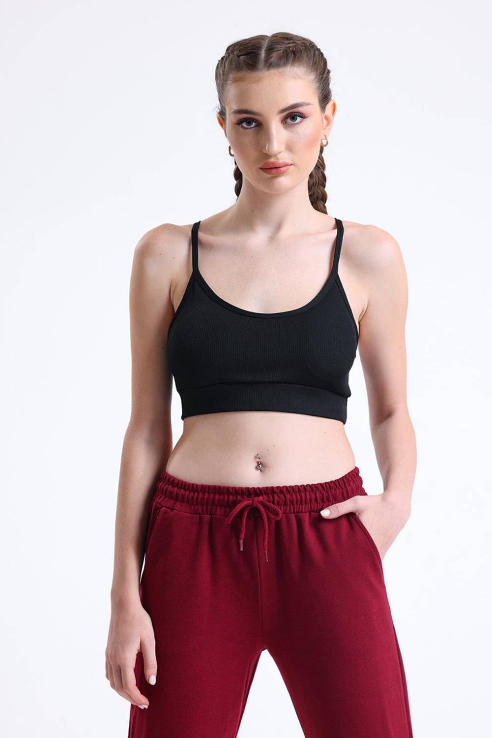 سوتيان رياضي بتصميم رفيع وحمالات رفيعة لتشكيل الجسم، مناسب للمقاسات S/M و M/L