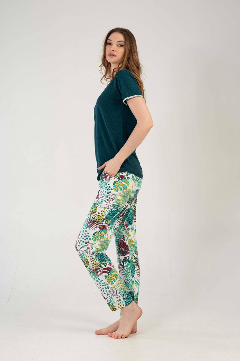 Женский длинный пижамный комплект с V-образным вырезом и рукавами под мышками, Kompedan 2100860377, 80% вискоза, 20% полиэстер, комфортный и стильный