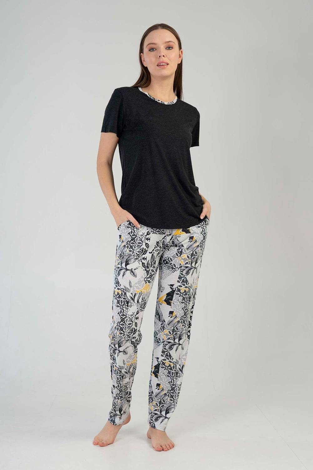 طقم بيجامة نسائي بياقة دائرية قصيرة الأكمام مع سروال طويل من كومبيدان 2100890569 مصنوع من 80% فيسكوز و20% بوليستر مريح وممتع