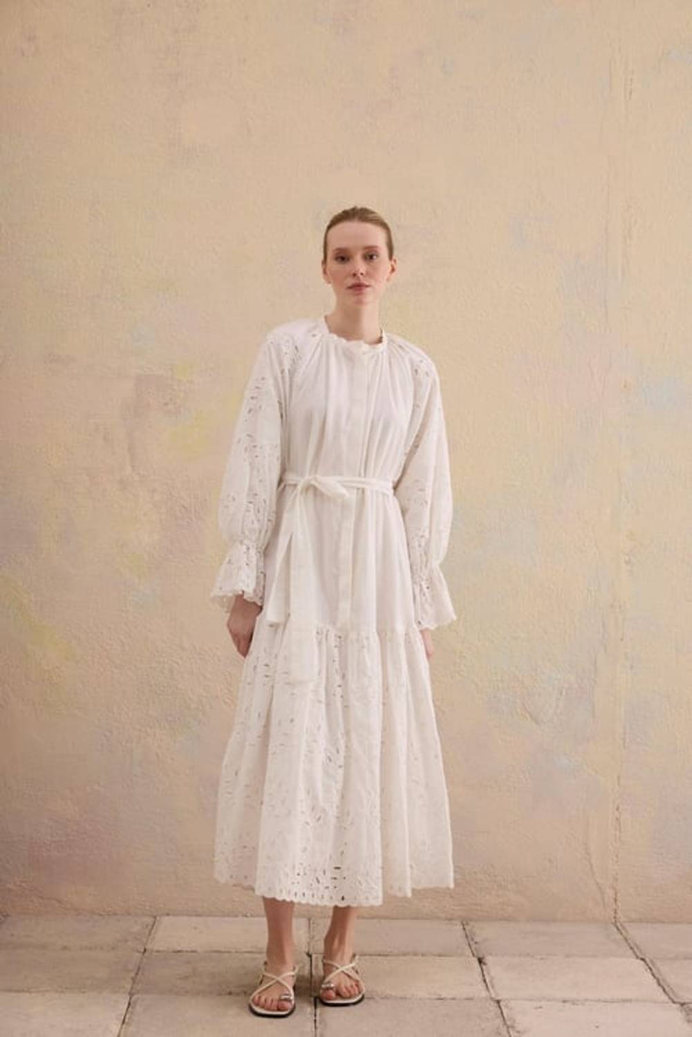 Сукня CARLO біла з бавовни та поліестеру, розміри 36-42, стильний вибір на сезон весна-літо