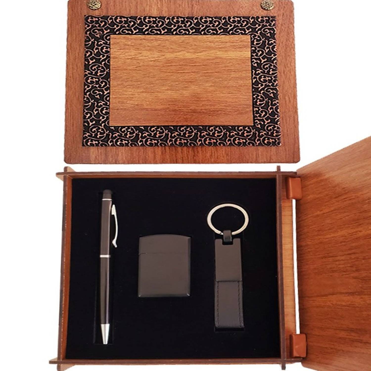 Набор из черного зажигалки, металлического ключа и ручки в деревянной коробке