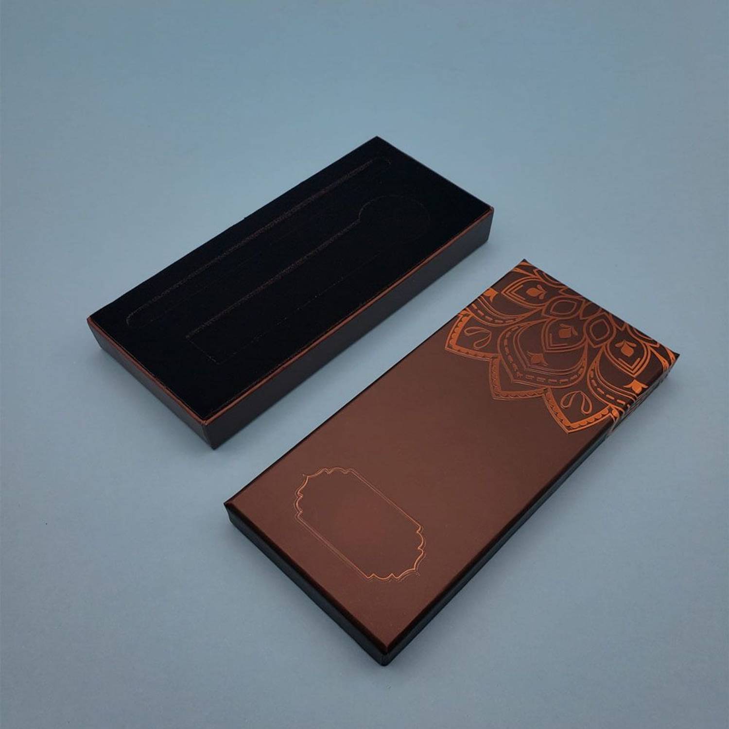 صندوق أقلام ومفتاح مصمم بتصميم ماندالا من الكرتون عالي الجودة مع إسفنج داخلي ومظهر أنيق ومقاسات 17 سم × 7.5 سم × 2.3 سم