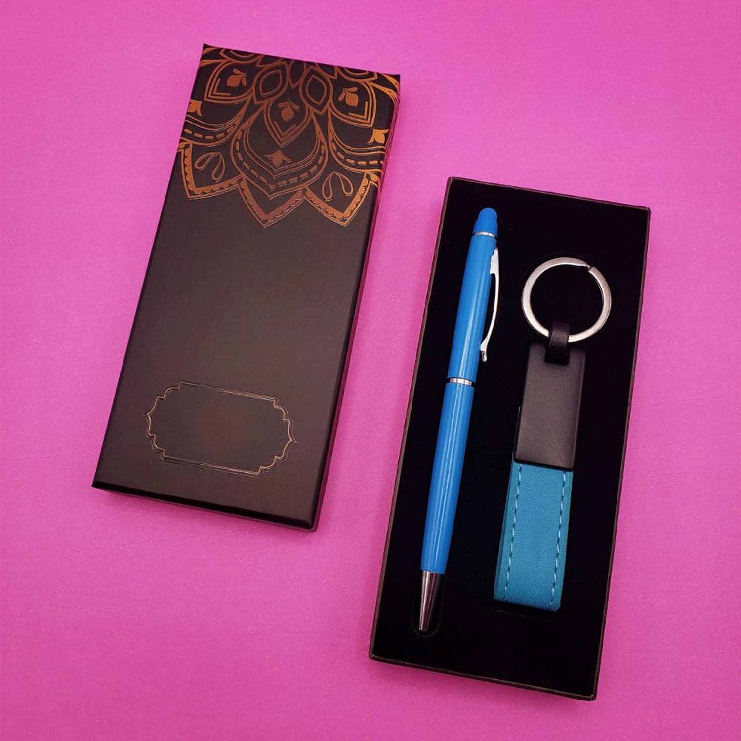 Ключница и черная ручка с качественным металлическим корпусом, возможностью использования с телефоном, упакованное в картонную коробку